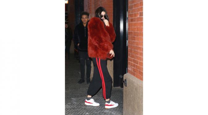 Contek gaya Kendall Jenner untuk tampil tetap hangat dan nyaman selama musim hujan. (Harpersbazaar.com)