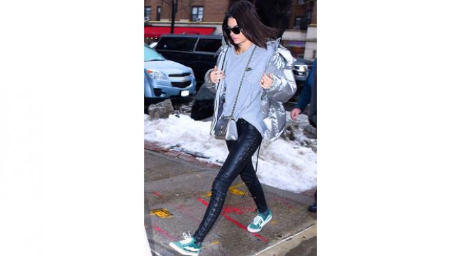 Contek gaya Kendall Jenner untuk tampil tetap hangat dan nyaman selama musim hujan. (Harpersbazaar.com)