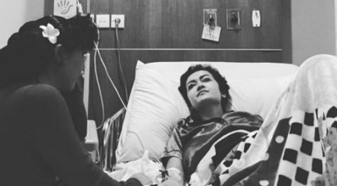 Anne Avantie mengunjungi Julia Perez di rumah sakit (Instagram/@juliaperrezz)