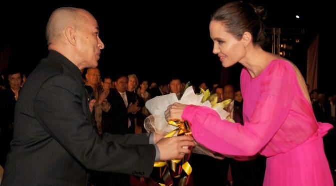 Angelina Jolie saat bertemu Raja Kamboja, Norodom Sihamoni. (AFP/Bintang.com)