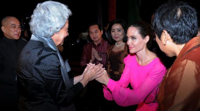 Angelina Jolie saat bertemu Ratu Kamboja, Monique. (AFP/Bintang.com)