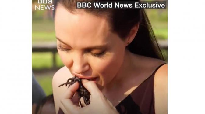 Angelina Jolie tak takut melahap tarantula dan kalajengking. (E! News/ BBC)