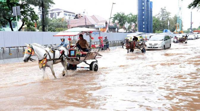 Banjir di kawasan Kelapa Gading, Jakarta Utara. (Deki Prayoga/Bintang.com)