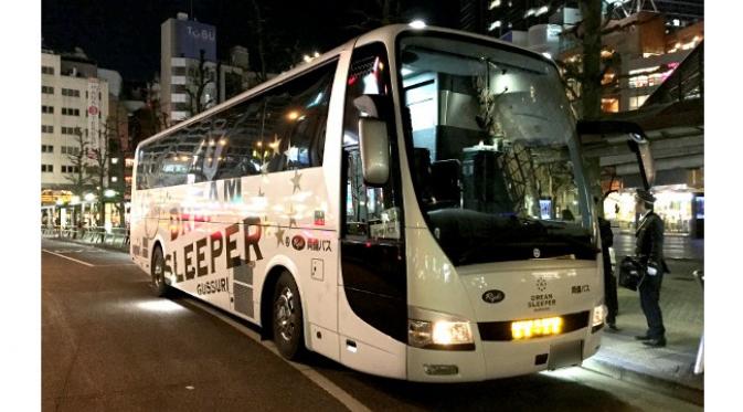 Bus malam yang akan membawa kita dari Tokyo sampai Osaka memberikan fasilitas yang sekelas dengan pesawat kelas bisnis.