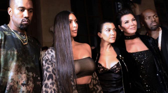 Kim Kardashian bersama Kanye West, kakak dan ibunya. (CNN.com)
