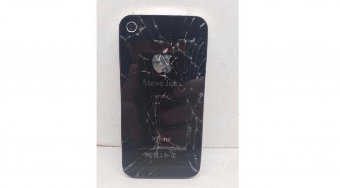 iPhone rusak yang bagian belakangnya bertulis Steve Jobs dijual Rp 1,9 miliar di eBay (Sumber: BGR)