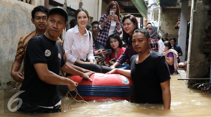 Cathy Sharon saat memberikan bantuan kepada korban banjir di kawasan Kalibata, Jakarta Selatan, Selasa (21/2/2017). (Herman Zakharia/Liputan6.com)