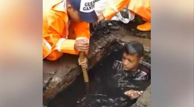 Aksi Pasukan Oranye Atasi Genangan Banjir Bikin Netizen Terharu