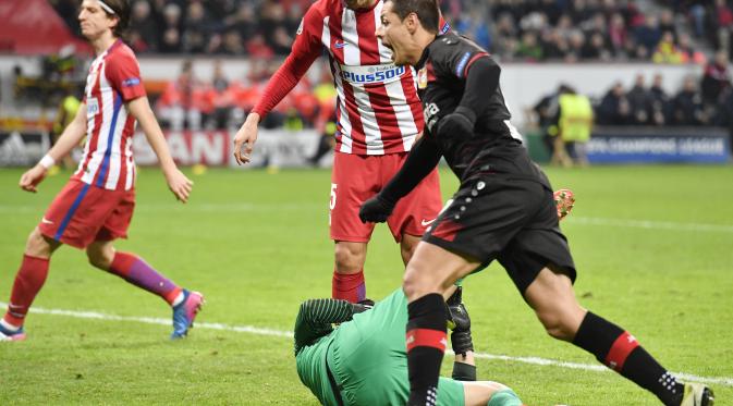 Reaksi penyerang Bayer Leverkusen Javier Hernandez usai Stefan Savic mencetak gol bunuh diri ke gawang Atletico Madrid. (AP Photo/Martin Meissner)