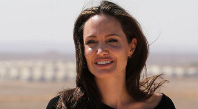 Mengaku bisa melalui semua ini, namun kesedihan tetap terpancar dari wajah Angelina Jolie saat diwawancara BBC usai mengahdiri promo film terbarunya yang bejudul “First You Killed My Father”.  (AFP/Bintang.com)