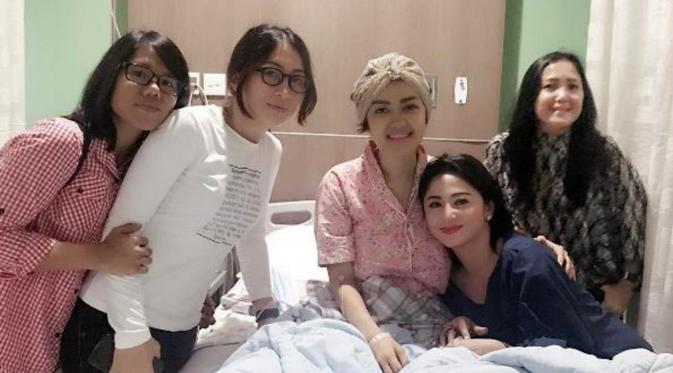 Julia Perez yang tengah terbaring sakit dan dijenguk Dewi Perssik. (Instagram Dewi Perssik)
