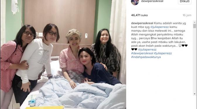 Dirawat di Rumah Sakit Cipto Mangunkusumo, Julia Perez dibesuk Dewi Perssik  (Foto: Instagram) 