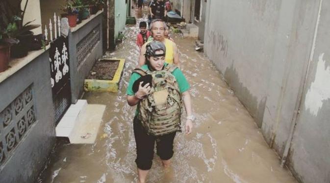 Jane Shalimar saat hendak membantu evakuasi korban banjir di kawasan Kebon Baru, Tebet, Jakarta Selatan.