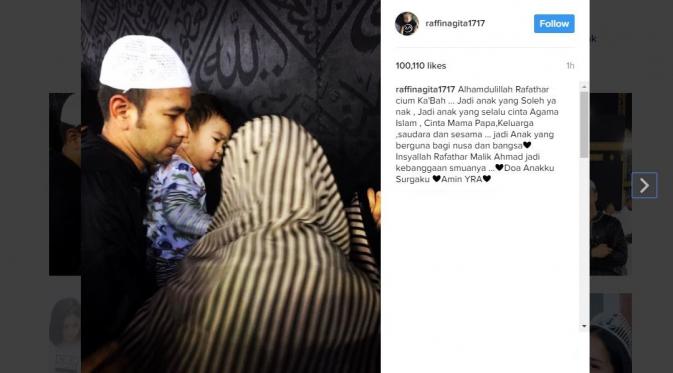 Raffi Ahmad ajak sang anak, Rafathar cium Kakbah. [foto: instagram/raffinagita1717]
