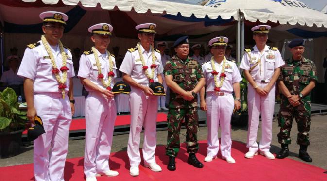 Kolonel Laut Pasukan Bela Diri Jepang, Masahiko Kawakubo dan Asisten Intelijen Danlantama Tiga TNI Angkatan Laut, Yose Aldino, bersama dengan tiga kapten Jepang (Liputan6.com/Citra Dewi)