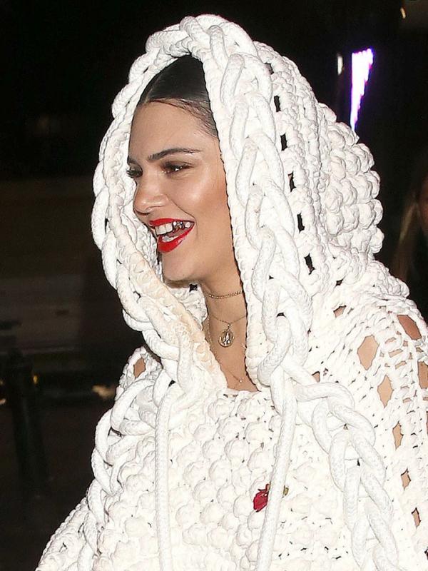 Kendall Jenner memarkan gigi emasnya di London Fashion Week. (Foto: Huffington Post)