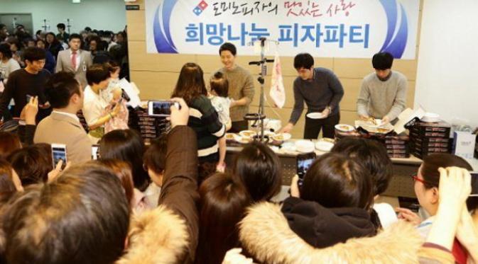 Song Jong Ki gelar pesta pizza di rumah sakit untuk pasien anak. (Foto: Koreaboo)