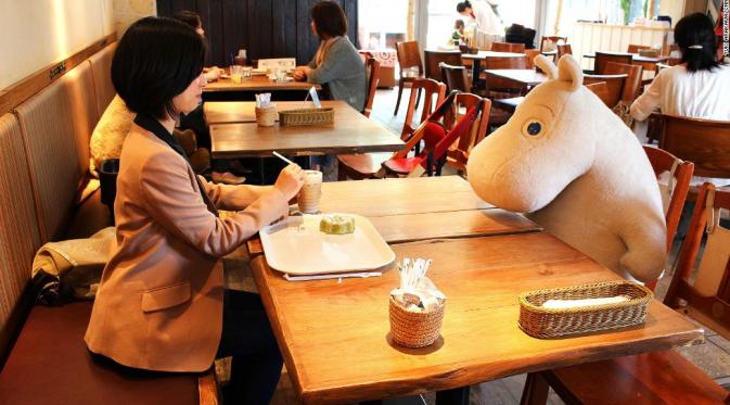 Moomins dibawa ke setiap meja sehingga pelanggan yang datang ke toko sendirian atau ramai-ramai dapat memiliki gilirannya duduk dengan mereka.