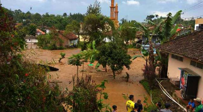 Banjir bandang menerjang Kecamatan Gununghalu dan Sindang Kerta, Kabupaten Bandung Barat, Jawa Barat. (Foto: Istimewa/BNPB)
