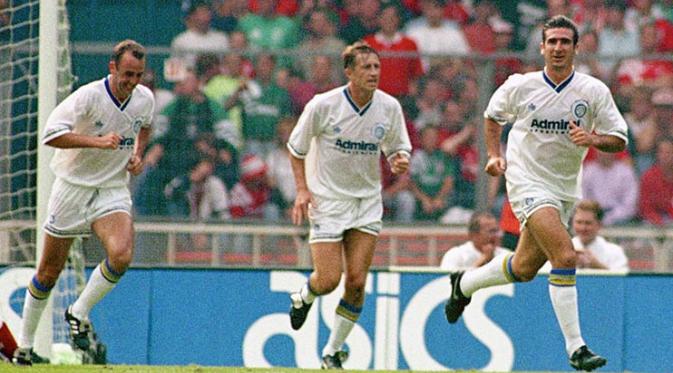 Eric Cantona (kanan) membawa Leeds United menjuarai Liga Inggris 1992 bersama Gary McAllister (kiri). (Dream Team) 