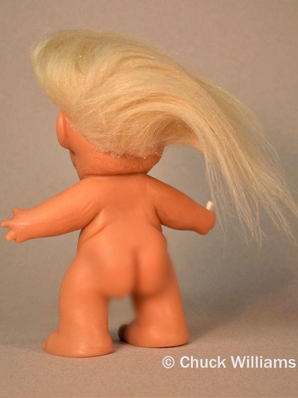 Tampak belakang boneka Donald Trump. (Via: boredpanda.com)