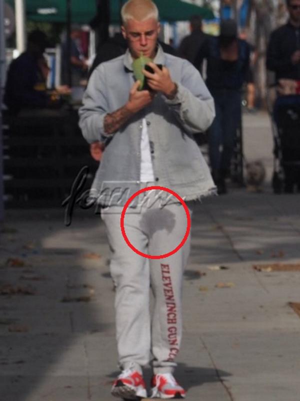 Justin Bieber terlihat dengan celananya yang basah menyusuri jalanan (TMZ)