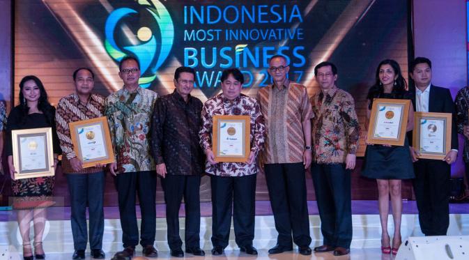 Sejumlah pemenang Indonesia Most Innovative Business Award 2017 yang diselenggarakan Warta Ekonomi berpose bersama, Hotel Pullman, Jakarta, Jumat (24/2). (Liputan6.com/Gempur M Surya)