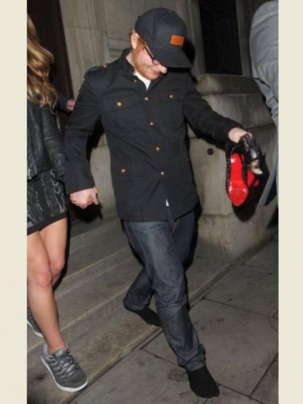 Ed Sheeran rela tak kenakan sepatu demi sang kekasih. 