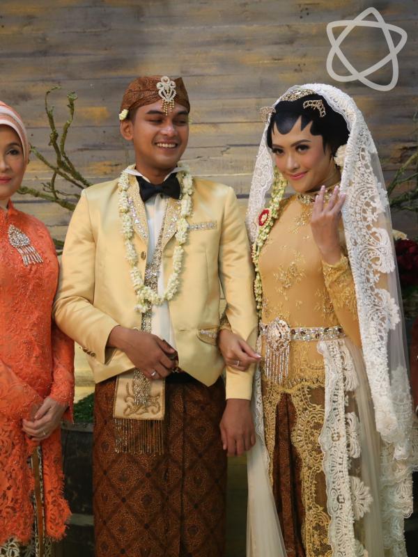 Ridwan Ghani dan Adhitya Putri saat akad nikah. (Nurwahyunan/Bintang.com)