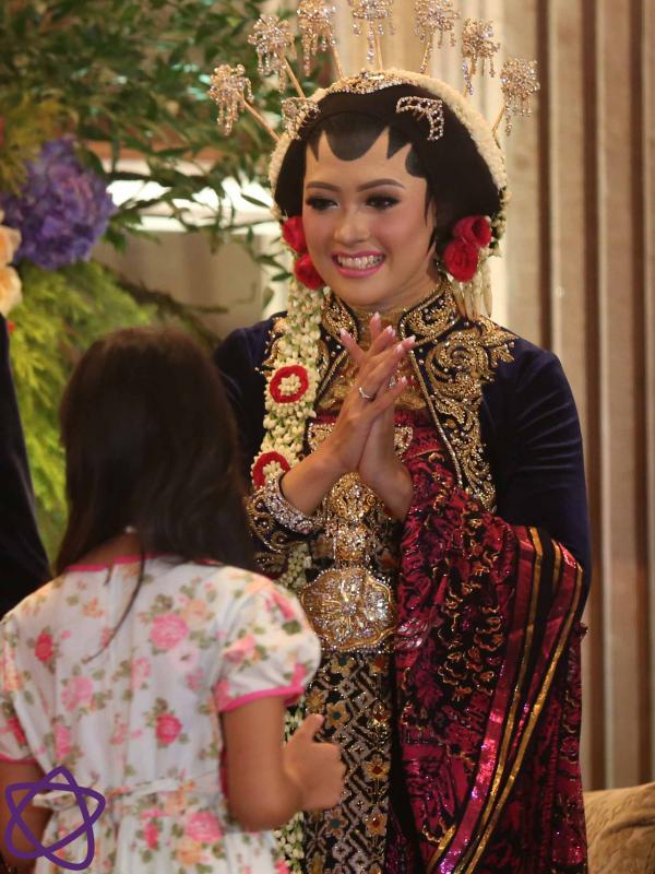 Ridwan Ghani dan Adhitya Putri resmi menikah pada Sabtu (25/2/2017). Pernikahan pasangan ini dengan menggunakan adat Jawa. Acara berlangsung di Gedung Dhanapala, Kawasan Senen, Jakarta Pusat. (Nurwahyunan/Bintang.com)