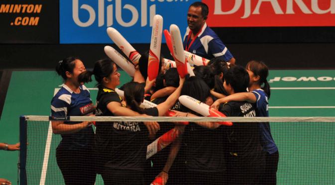 Ekspresi kegembiraan tim putri Mutiara Cardinal setelah memastikan menjuarai Djarum Superliga Badminton 2017, di DBL Arena, Surabaya, Sabtu (25/2/2017). (Bola.com/Fahrizal Arnas)