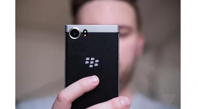 Sisi belakang BlackBerry KeyOne (Sumber: The Verge)