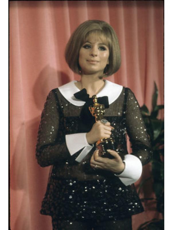Simak 10 gaun terbaik sepanjang masa pada ajang penghargaan bergengsi piala Oscar. (Foto:marieclaire.com)