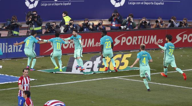  Pemain Barcelona merayakan gol Lionel Messi di menit ke-86. (AP Photo/Daniel Ochoa de Olza)