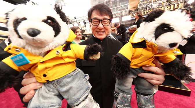 Aktor Jackie Chan setibanya di karpet merah Academy Awards ke-89 di Dolby Theatre, Los Angeles, Minggu (26/2). Menghadiri perhelatan Piala Oscar 2017, Jackie Chan membawa dua boneka panda berjaket kuning. (Christopher Polk/Getty Images/AFP)