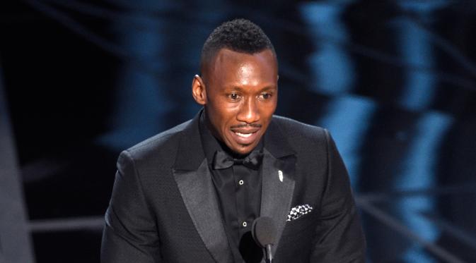 Mahershala Ali memberikan pidato kemenangan di atas podium Academy Awards ke-89 di Los Angeles, Minggu (26/2). Kemenangan ini juga membuat Mahershala Ali sebagai aktor hitam kelima yang menang Aktor Pendukung Oscar. (Photo by Chris Pizzello/Invision/AP)