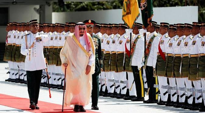 Raja Salman dari Arab Saudi tiba di Malaysia dalam kunjungan pertama ke negara Asia. (AP)