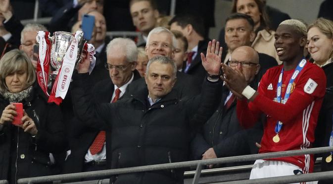 Paul Pogba (kanan) bersama Jose Mourinho saat merayakan sukses MU memenangkan Piala Liga Inggris, (AP Photo/Kirsty Wigglesworth)
