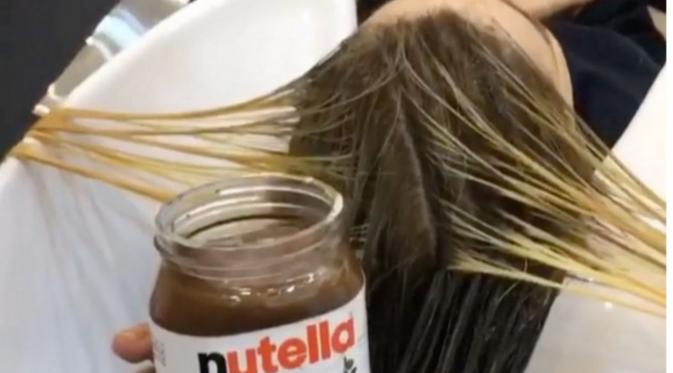 Proses pewarnaan rambut dengan selai roti Nutella