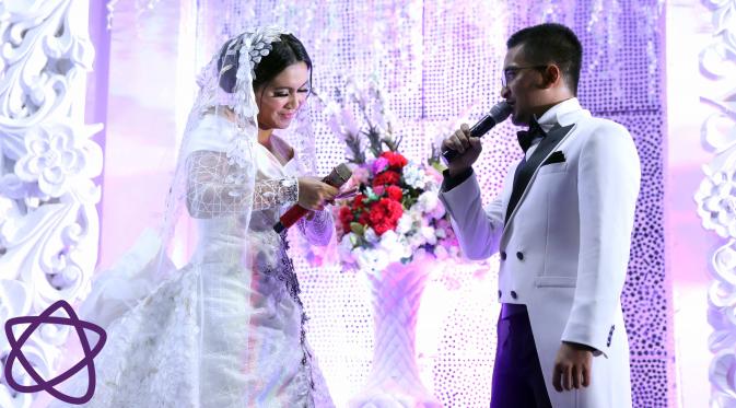Denada dan Ihsan Tarore saat melangsungkan mini konser, dengan busana pengantin. Apakah merupakan tanda keduanya akan melangsungkan pernikahan. (Nurwahyunan/Bintang.com)