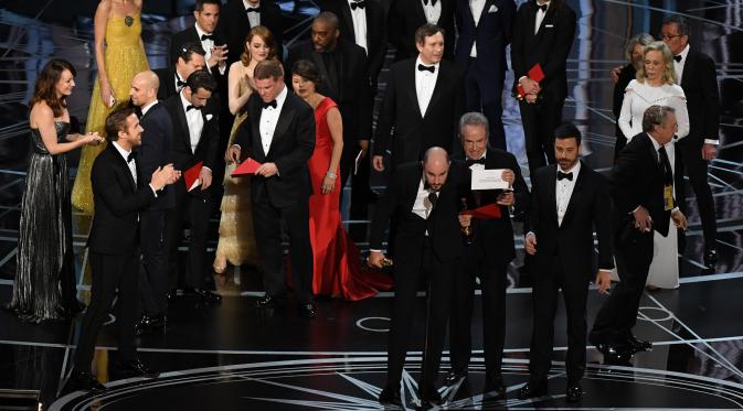 Produser La La Land, Jordan Horowitz membacakan pemenang film terbaik Oscar 2017 jatuh pada film Moonlight di Hollywood, California, AS (26/2). Film Moonlight akhirnya dinobatkan sebagai film terbaik di ajang Oscar 2017. (AFP/Mark Ralston)