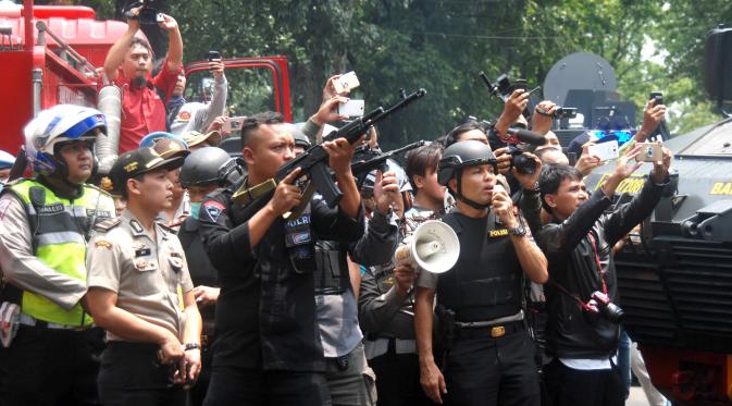 Tim Densus 88 mengepung terduga pelaku ledakan bom panci di dalam kantor Kelurahan Arjuna, Kecamatan Cicendo, Bandung, Senin (27/2). Di lantai dua kantor lurah tersebut, teridentifikasi seorang pria yang diduga teroris, bersembunyi. (Timor Matahari/AFP)