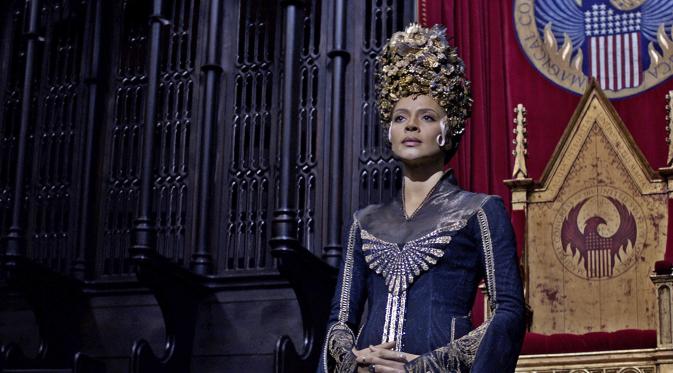 Headpiece yang dikenakan oleh Carmen Ejogo sebagai Seraphina Picquery di Fantastic Beasts terinspirasi dari pengantin Indonesia.
