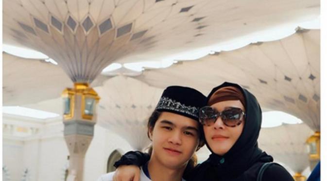 Termasuk kekaguman putranya Dul. Hal itu diketahui dari keterangan foto yang diunggah oleh Maia dalam Instagram saat sedang di Masjid Nabawi. (Instagram/maiaestiantyreal)