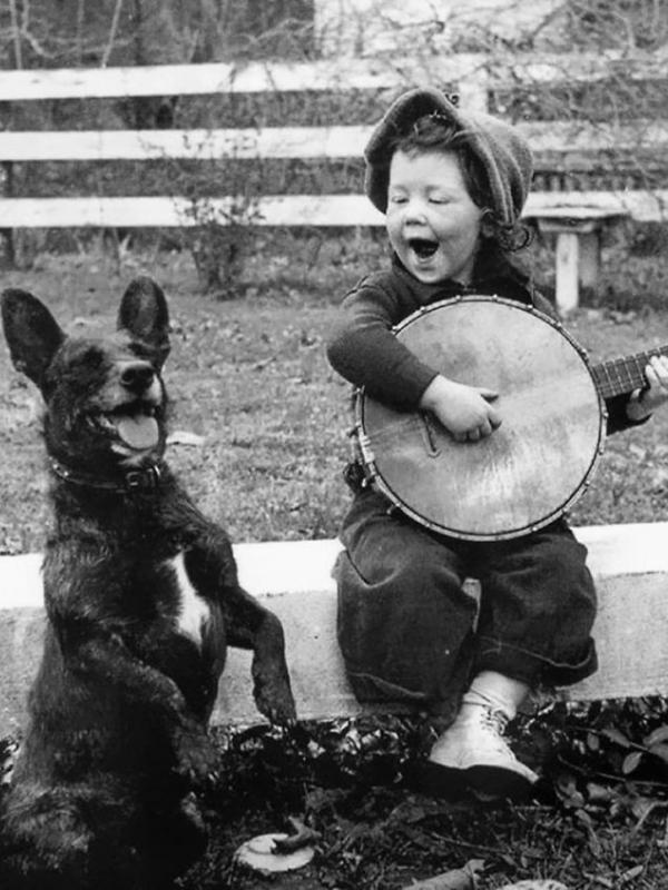 Bernyanyi bersama anjing. (Via: boredpanda.com)