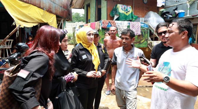 Ade Fitrie bersama YPPA melakukan aksi peduli banjir DKI Jakarta