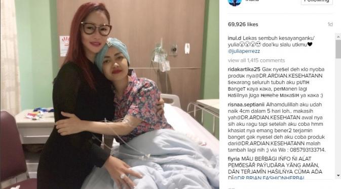 Inul Daratista memeluk Julia Perez. Inul percaya, Julia Perez mampu melewati cobaan diberikan sakit kanker serviks stadium 4. (Instagram @inul.d)