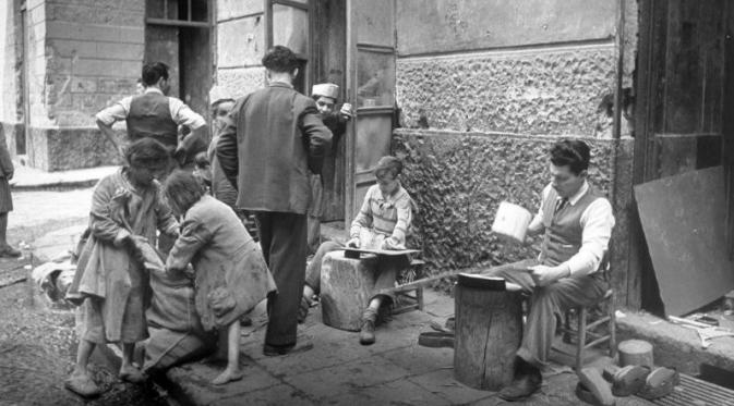 Suasana masyarakat di Naples, Napoli, pada era 1950-an. (Time). 