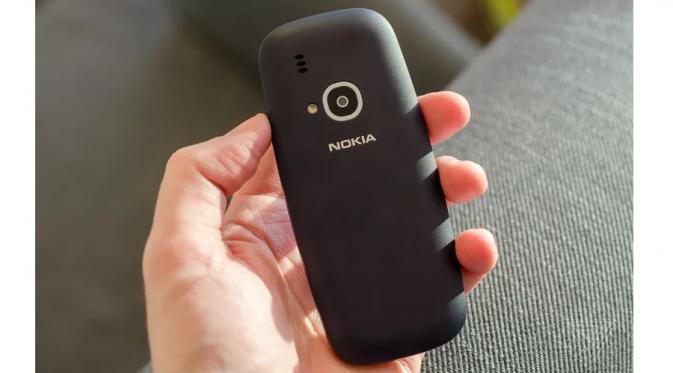 Bagian belakang Nokia 3310 edisi baru terdapat kamera 2MP dan LED Flash (Sumber: The Verge)