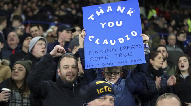 Ucapan terima kasih fans Leicester City untuk mantan pelatih Claudio Ranieri pada laga melawan Liverpool. Leicester City menang 3-1. (AP Photo/Nick Potts)